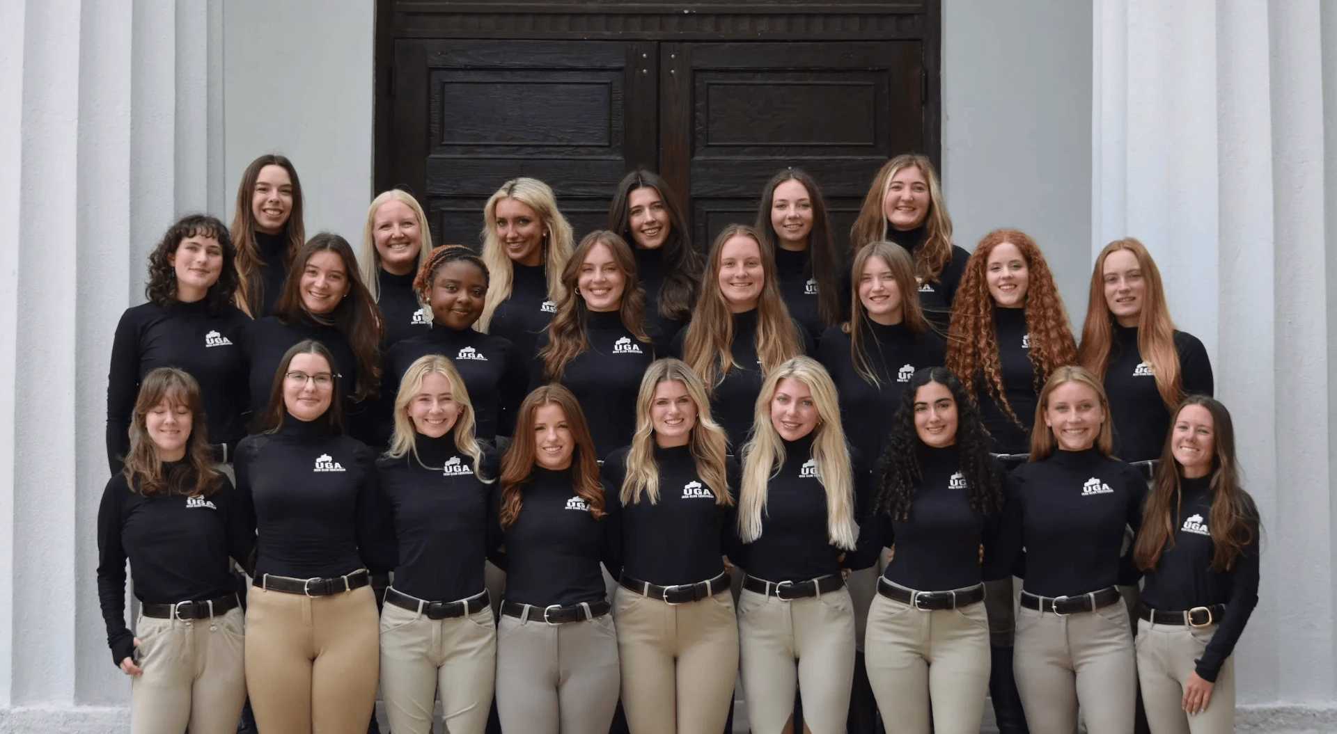 The University of Georgia IHSA Club Equestrian team on the steps of a campus building